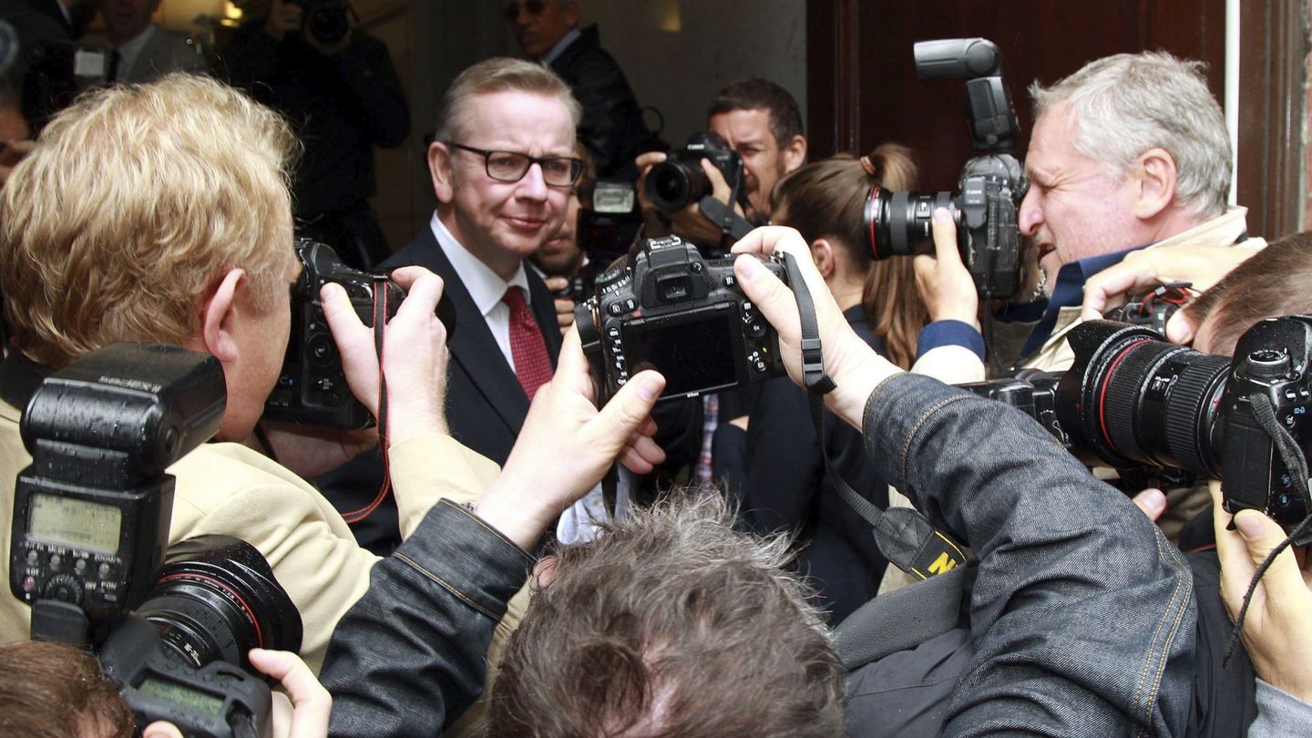 El ministro Michael Gove (c) llega a una rueda de prensa para dar un discurso en Westminster, Londres. (EFE)