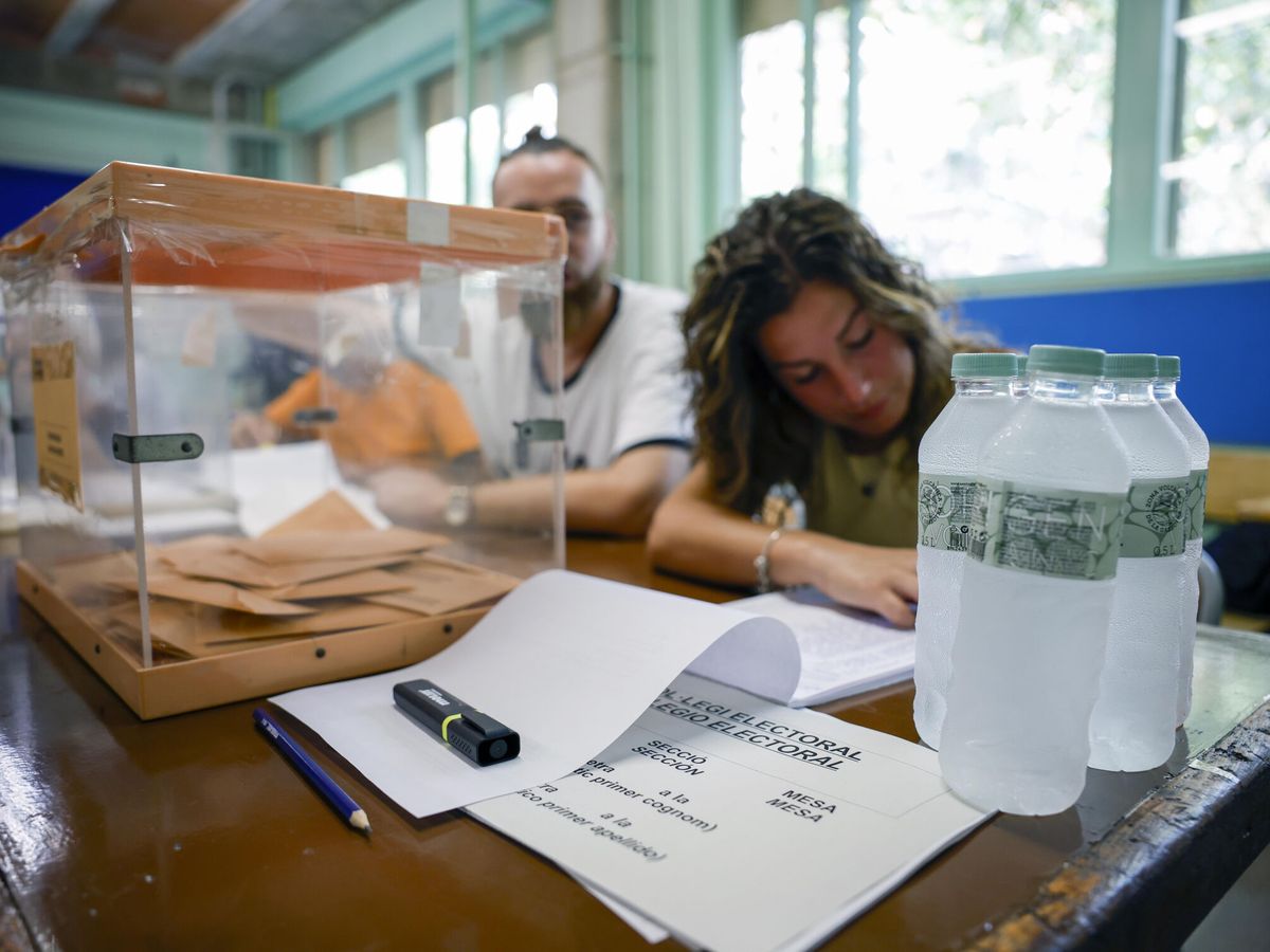 Foto: Una mesa electoral en Badalona. (EFE/Alberto Estévez)