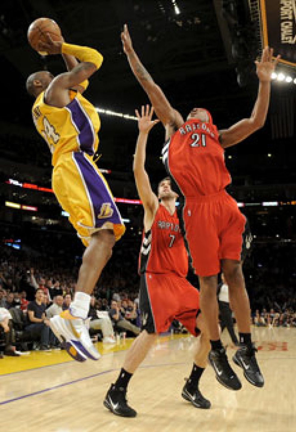 Foto: Bryant vuelve a dar el triunfo a los Lakers en la última canasta