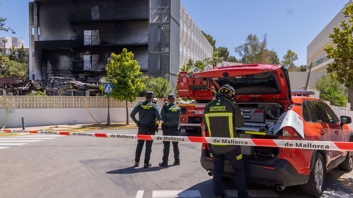 Bomberos trabajan en la extinción de un incendio declarado en una nave industrial de Molina de Segura (Murcia)