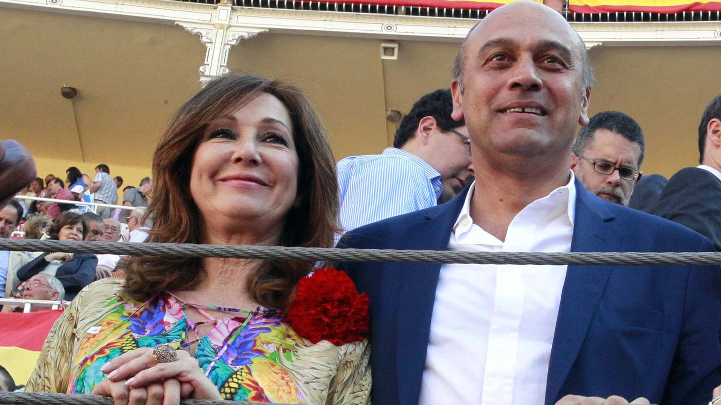 Ana Rosa Quintana junto a su marido, Juan Muñoz, en la plaza de Las Ventas de Madrid. (Imagen: EFE/Manuel H. de León)