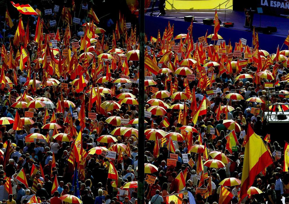 Foto: Miles de personas se concentran en Barcelona con motivo del Día de la Hispanidad. (EFE)