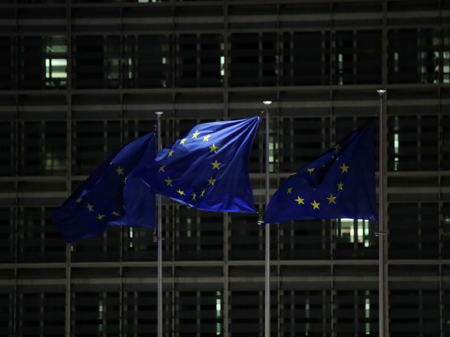Banderas europeas frente a la sede de la Comisión Europea en Bruselas. (Reuters)