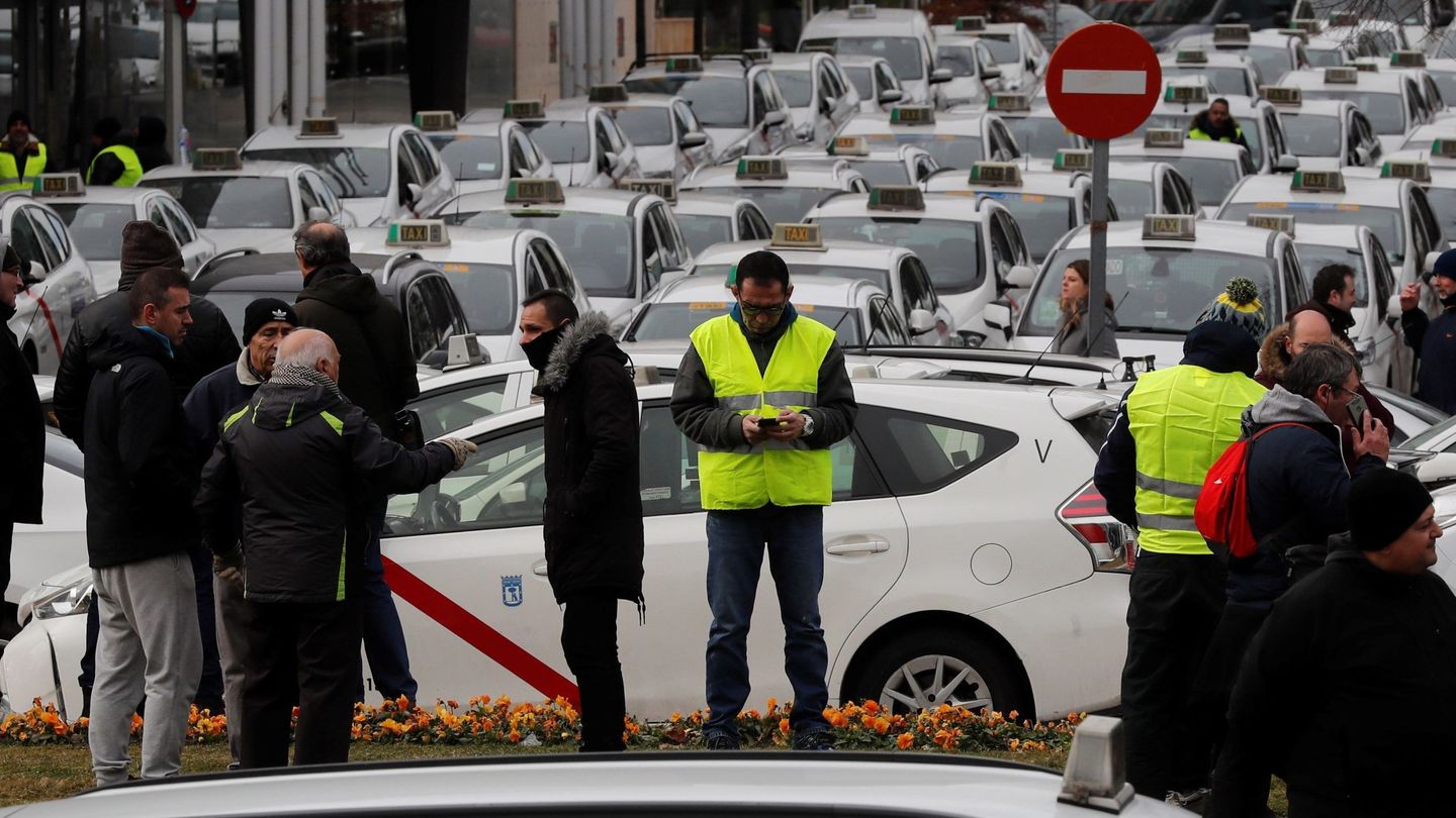 Concentración de taxistas en las inmediaciones del recinto ferial de Ifema, en Madrid, esta semana. (EFE)