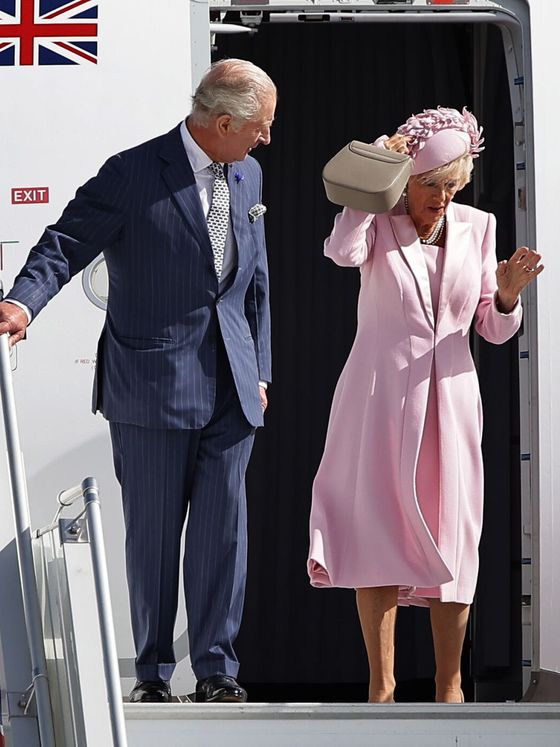 Carlos III y Camila a su llegada a Francia. (Efe)
