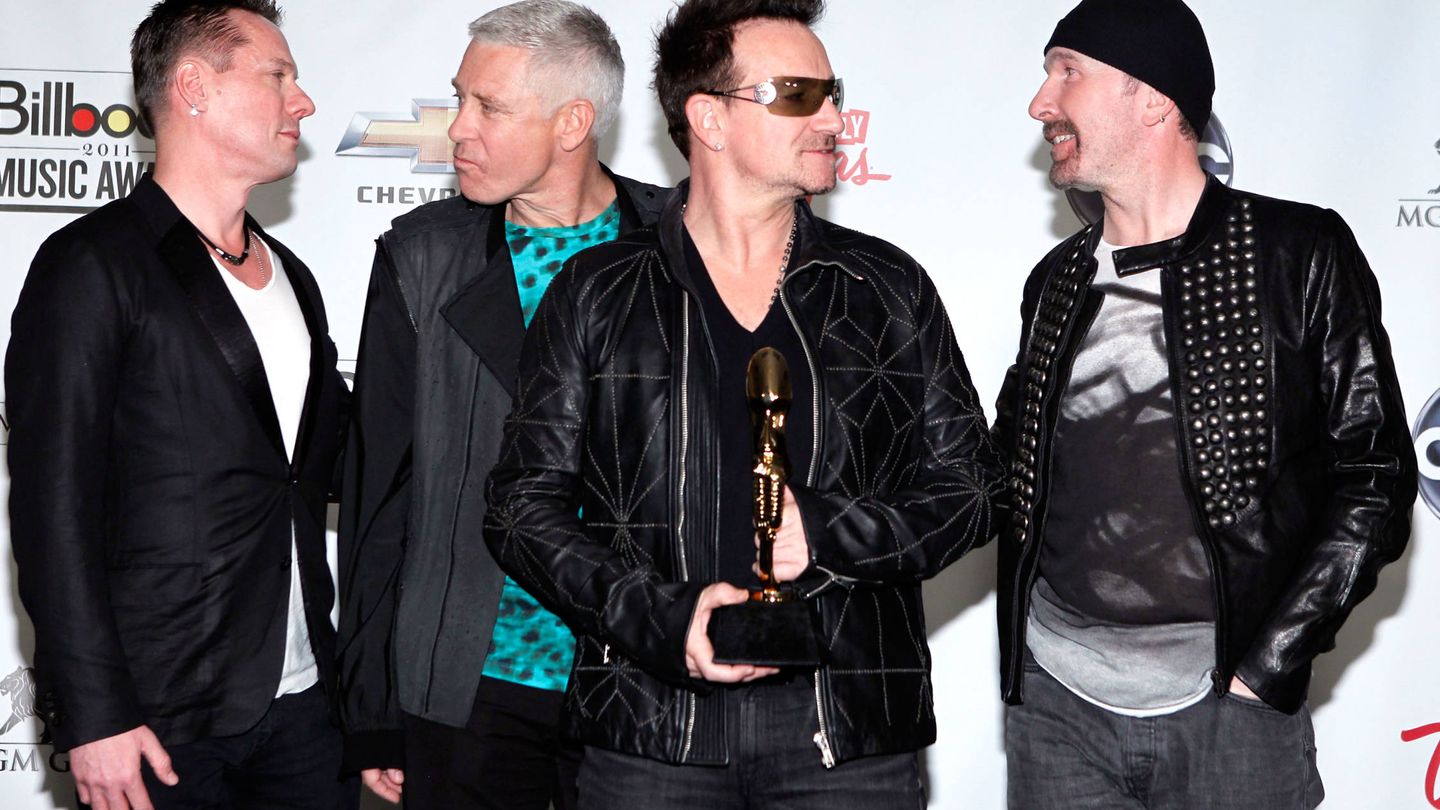  Bono, con el resto de su banda. (Getty)
