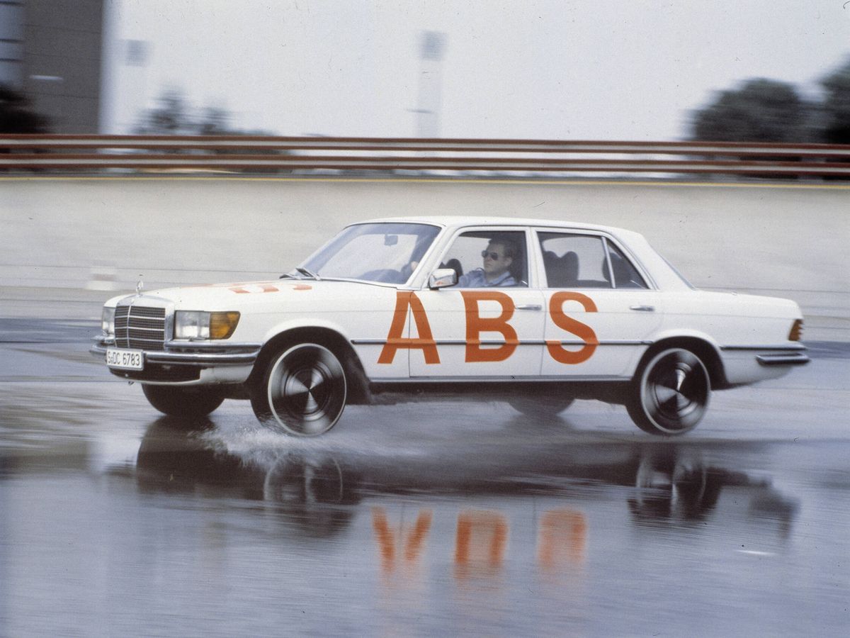 Foto: En 1978, el Mercedes-Benz Clase S fue el primer vehículo en equipar el ABS. (Mercedes-Benz)