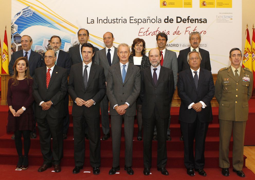 Foto: En primera fila, Marta Fernández Currás, Julián García Vargas, José Manuel Soria, Pedro Morenés, Pedro Argüelles, Ramón Aguirre y Jaime Domínguez Buj.