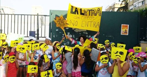 Foto: Protesta en un colegio andaluz.