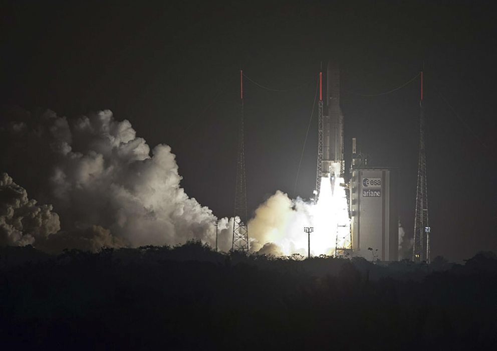 Foto: Fotografia facilitada por Hispasat, del lanzamiento del cohete europeo Ariane 5 en la Guayana Francesa. (EFE)