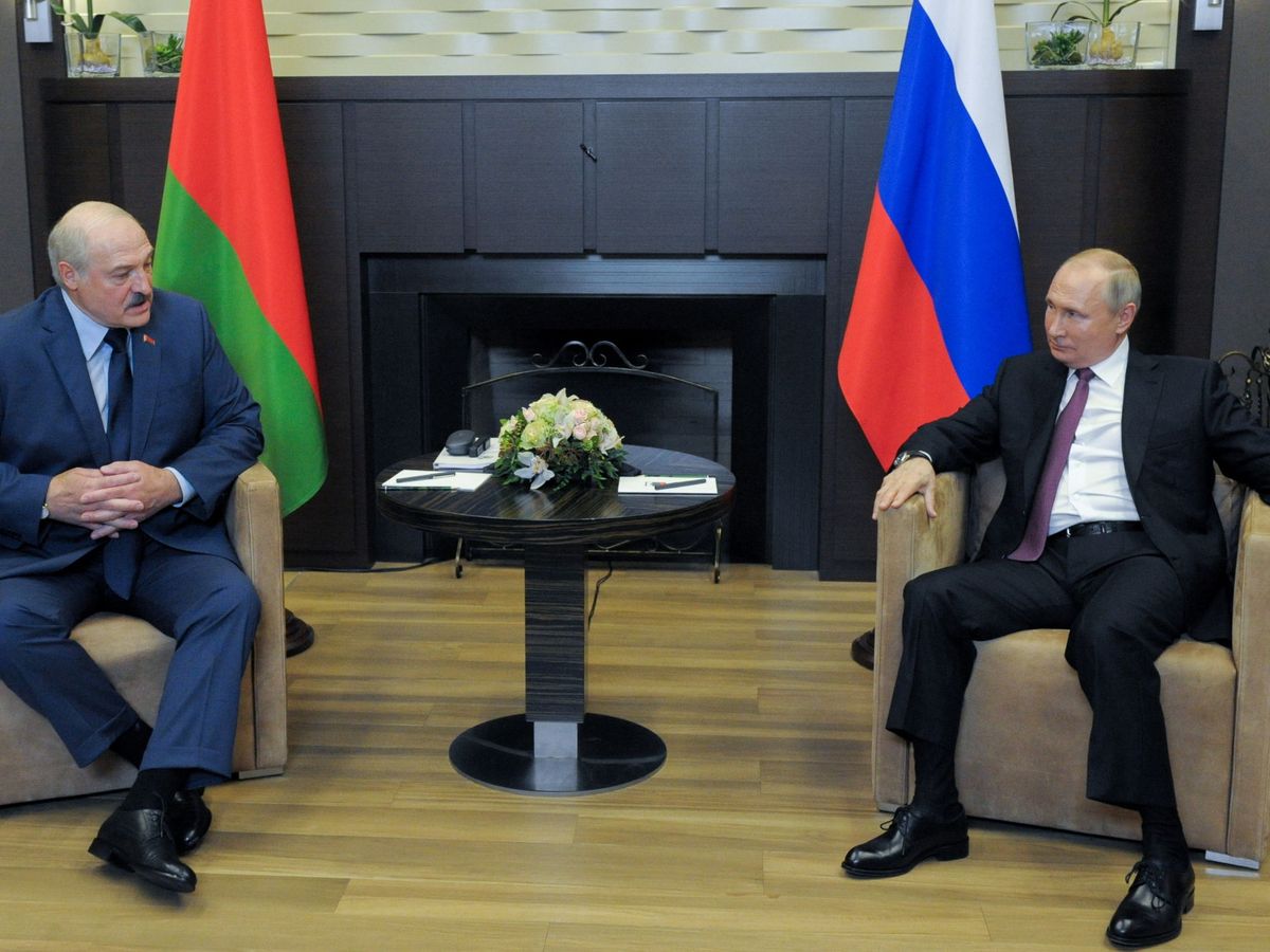 Foto: El presidente de Bielorrusia, Alexandr Lukashenko, y el de Rusia, Vladímir Putin, durante su reunión en Sochi (Rusia). (Reuters) 