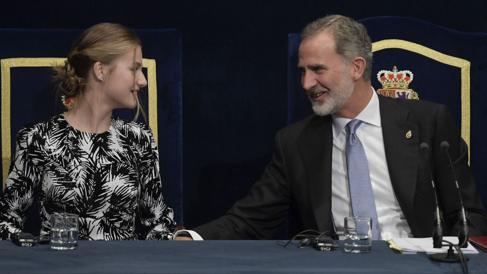 El rey Felipe y la princesa Leonor durante los Premios Princesa de Asturias de 2022. (EFE/Eloy Alonso)