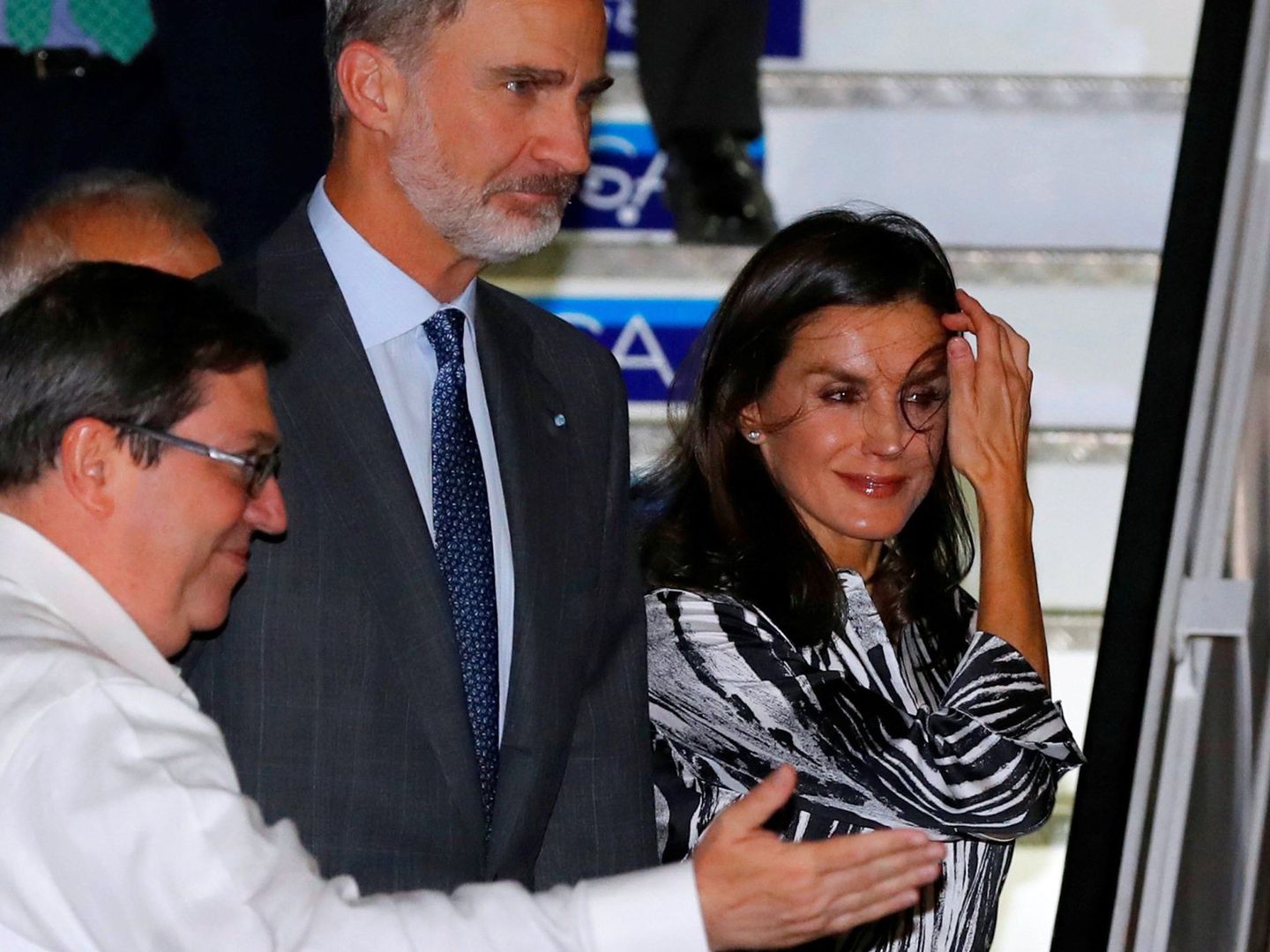 El rey Felipe VI y la reina Letizia, acompañados por el ministro de Relaciones Exteriores cubano, Bruno Rodríguez. (EFE)