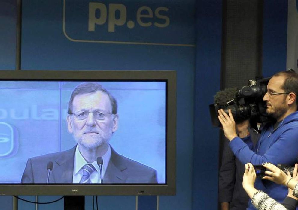 Foto: Los periodistas siguen un discurso de Rajoy desde la sala de prensa. (EFE)