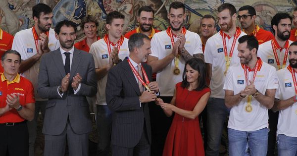 Foto: Los reyes Felipe y Letizia este lunes, con la Selección de Baloncesto. (Limited Pictured)