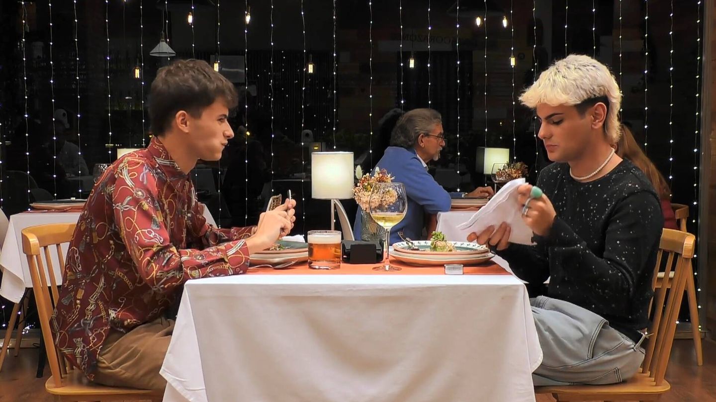 Pedro y Pablo cenan en 'First dates'. (Mediaset)
