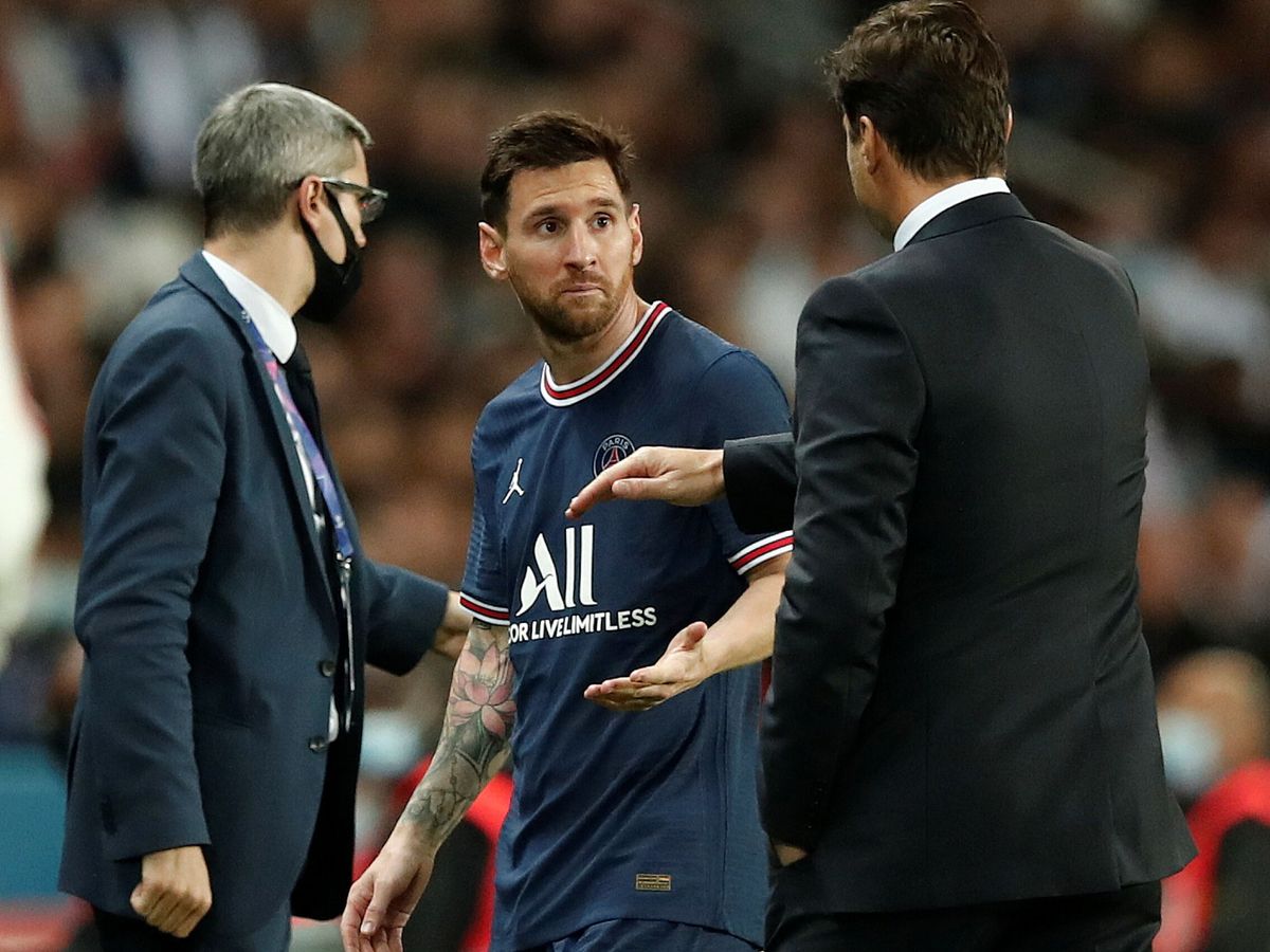 Foto: Leo Messi mira con cara de sorpresa a Pochettino en el cambio del PSG-Lyon. (EFE)