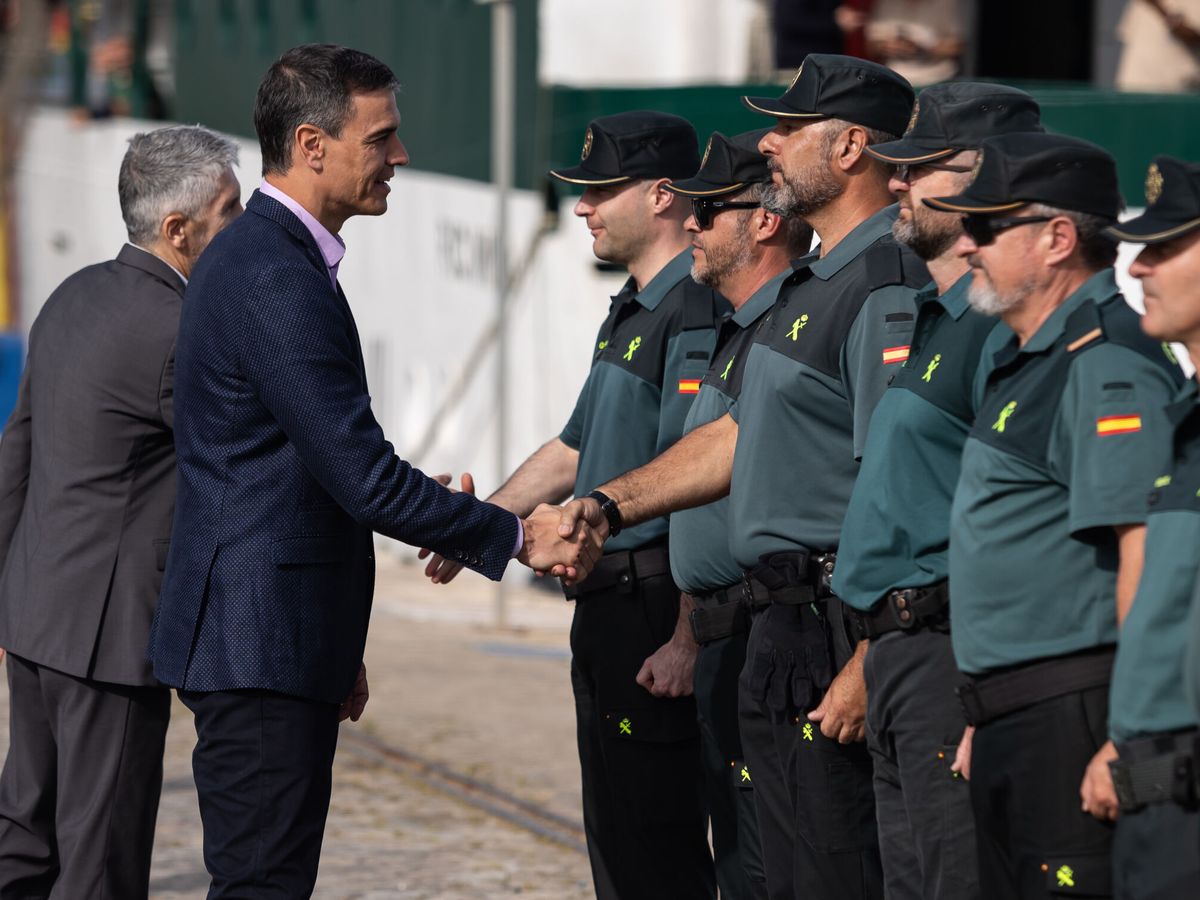 Foto: Pedro Sánchez (2i) y el ministro del Interior, Fernando Grande-Marlaska (i), saludan a la tripulación de una embarcación de la Guardia Civil. (EFE/Carlos Díez)
