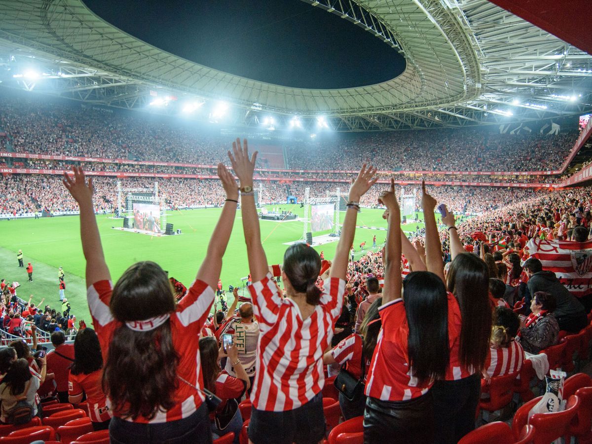 Foto: Aficionados del Athletic celebran en San Mamés la victoria en la final de la Copa del Rey. (EFE/Javier Zorrilla)