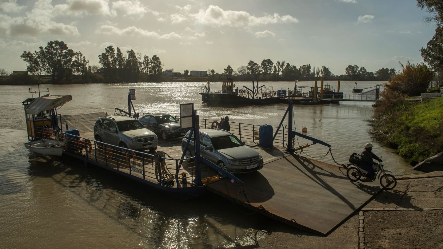 Una embarcación comunica Coria del Río con Dos Hermanas. (EFE/Raúl Caro)
