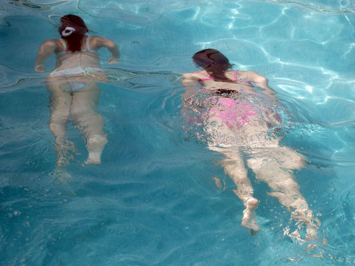 Foto: Unas niñas juegan en una piscina en Bilbao. (Efe)