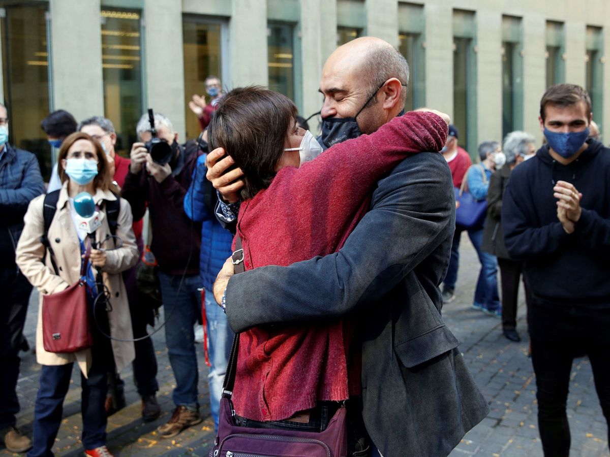 Foto: Imagen de archivo de un abrazo entre Xavier Vendrell y Marta Molina. (EFE/T. Albir)