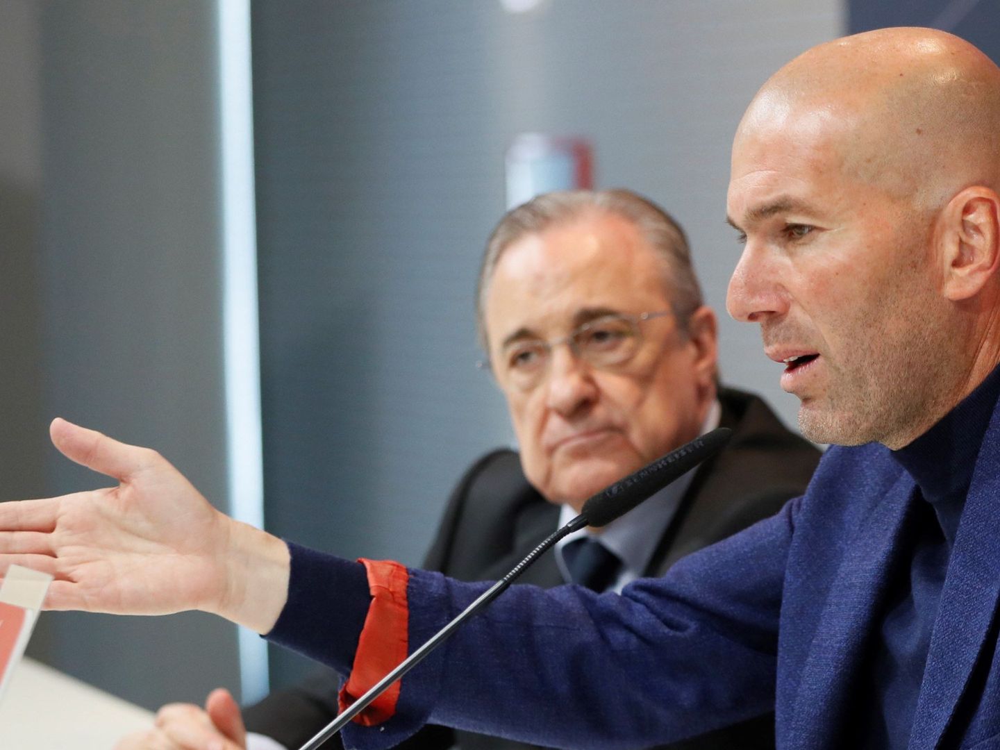 Zidane y Florentino, en el acto de despedida del entrenador francés. (EFE)