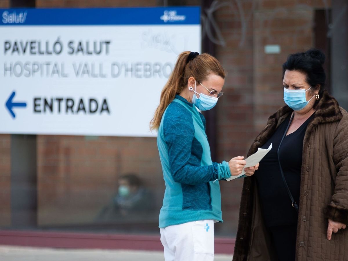 Foto: Una sanitaria en la entrada del hospital Vall d'Hebron de Barcelona. (EFE) 