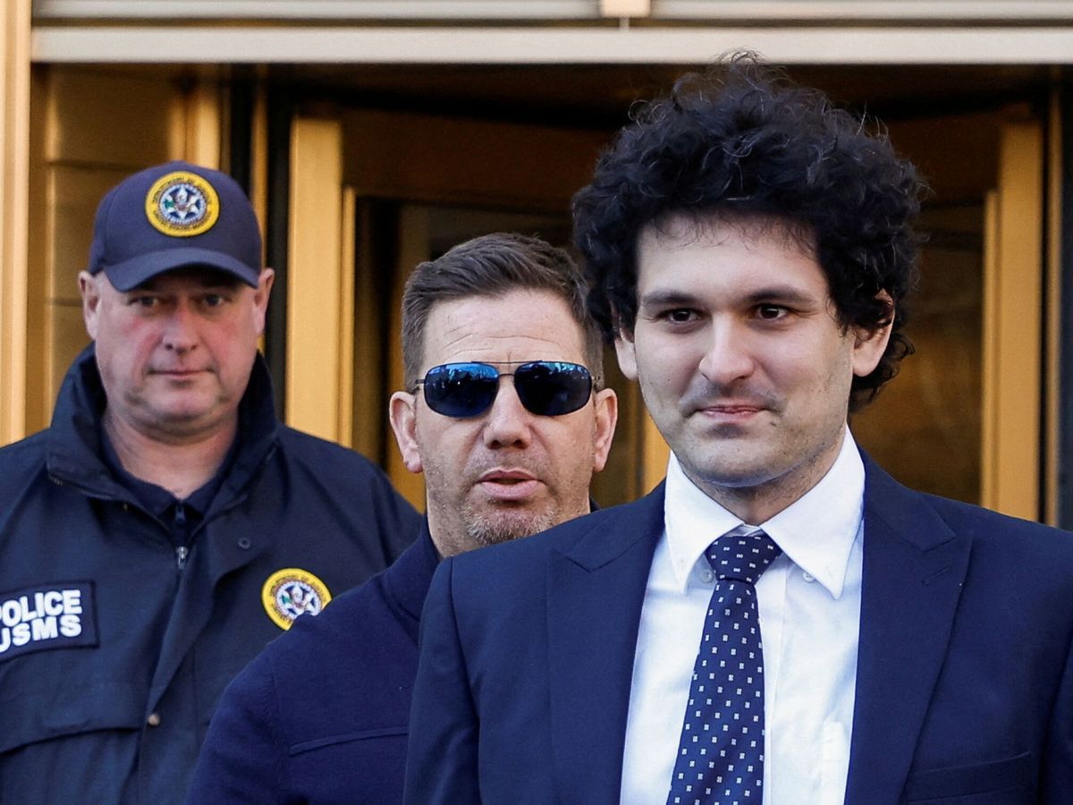 Foto: Sam Bankman-Fried, en marzo de 2023 al salir del tribunal de Manhattan donde era juzgado. (Reuters/Amanda Perobelli)