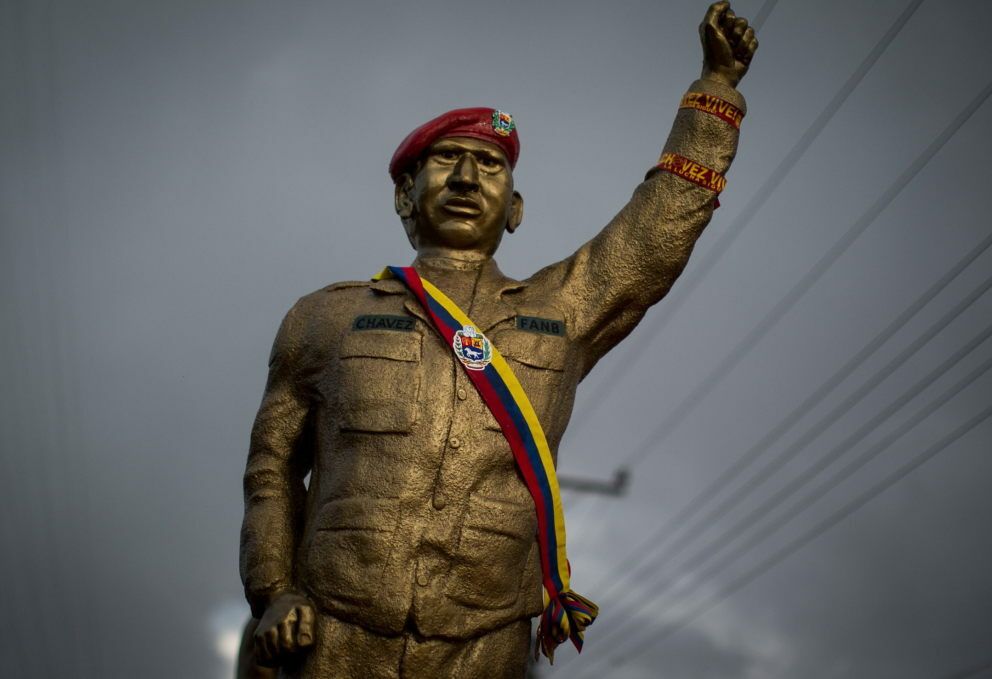 Estatua de chávez en el amparo, venezuela