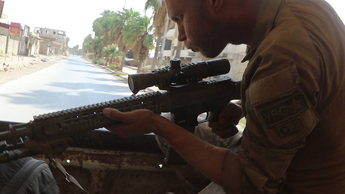 Un alemán miembro de una unidad de francotiradores extranjeros, dentro de un blindado en Raqqa. (F. Barber)