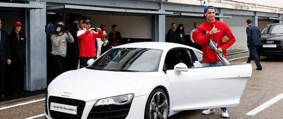 Foto: Cristiano intenta lavar su imagen pero vuelve a tropezar al llevarse un Audi de 166.000 euros