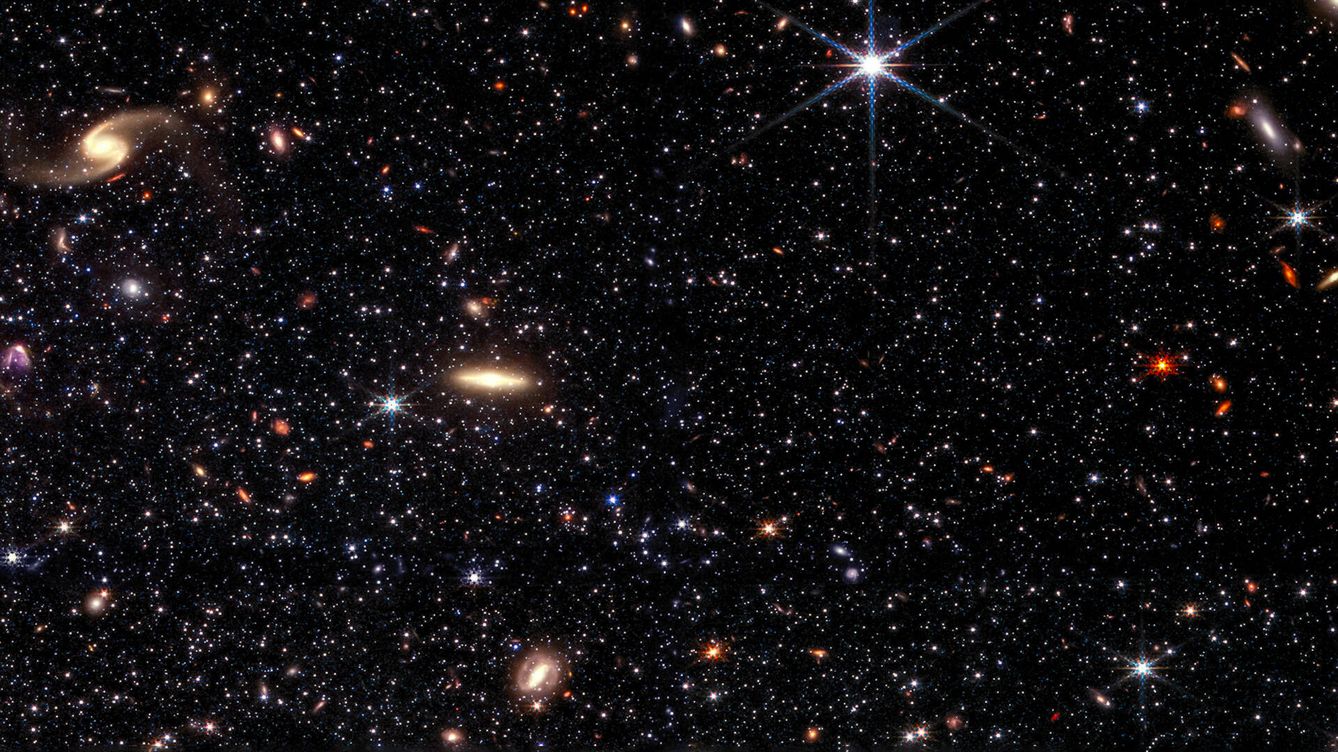 Foto: La última imagen del James Webb muestra una porción de la galaxia enana Wolf–Lundmark–Melotte contra un fondo cósmico de galaxias. (NASA)