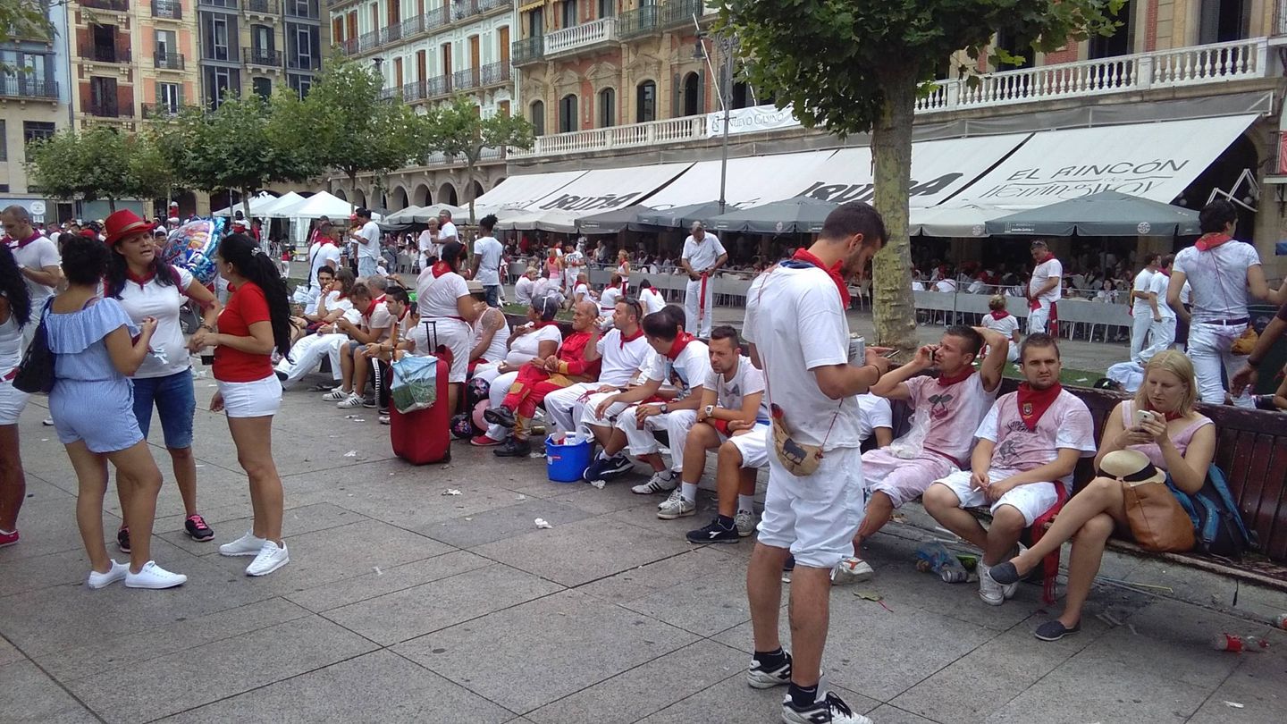 Varias personas descansan el primer día de San Fermín en los bancos de la plaza del Castillo. (EC)
