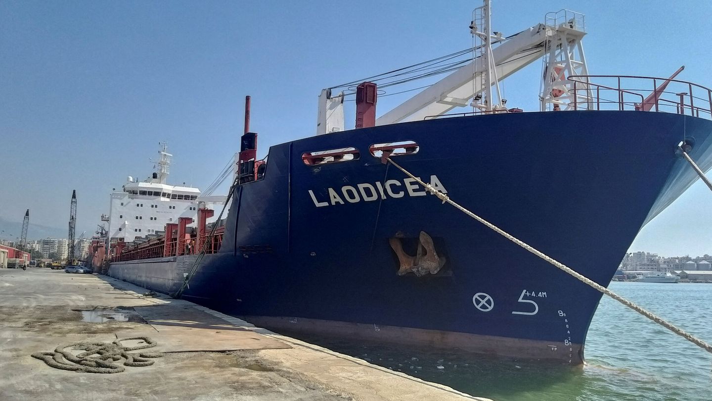 El barco 'Laodicea' atracado en el puerto de Trípoli, en el norte del Líbano, el 29 de julio de 2022. (REUTERS) 