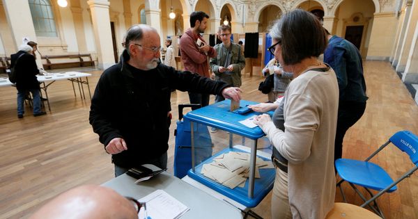 Foto: Un hombre vota en la segunda vuelta de las elecciones. (Reuters)