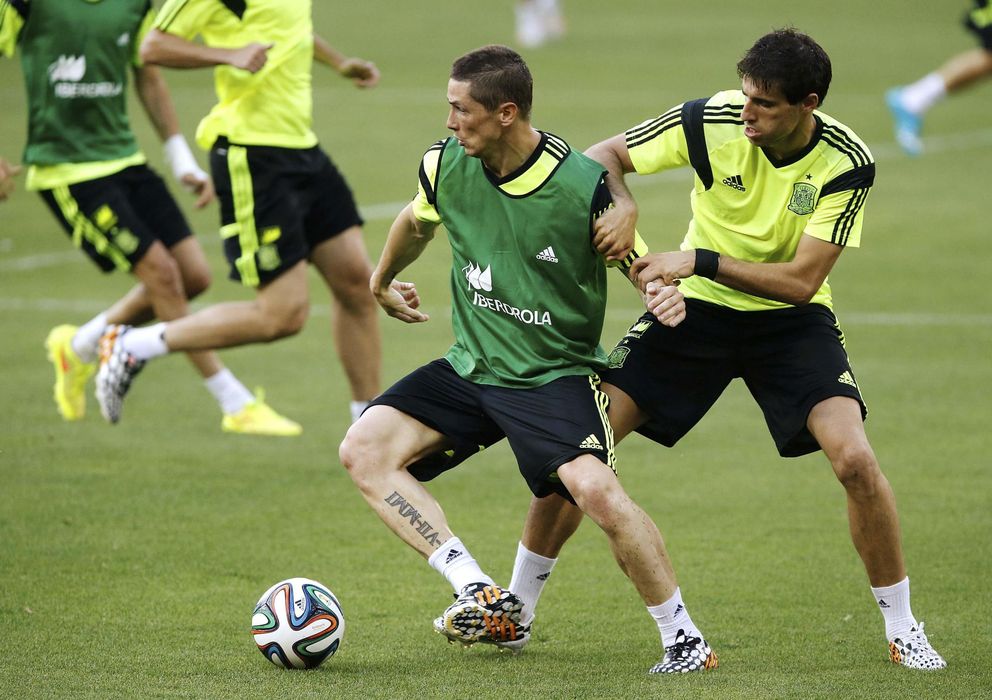 Foto: Fernando Torres trata de zafarse de Javi Martínez en un entrenamiento con la Selección.