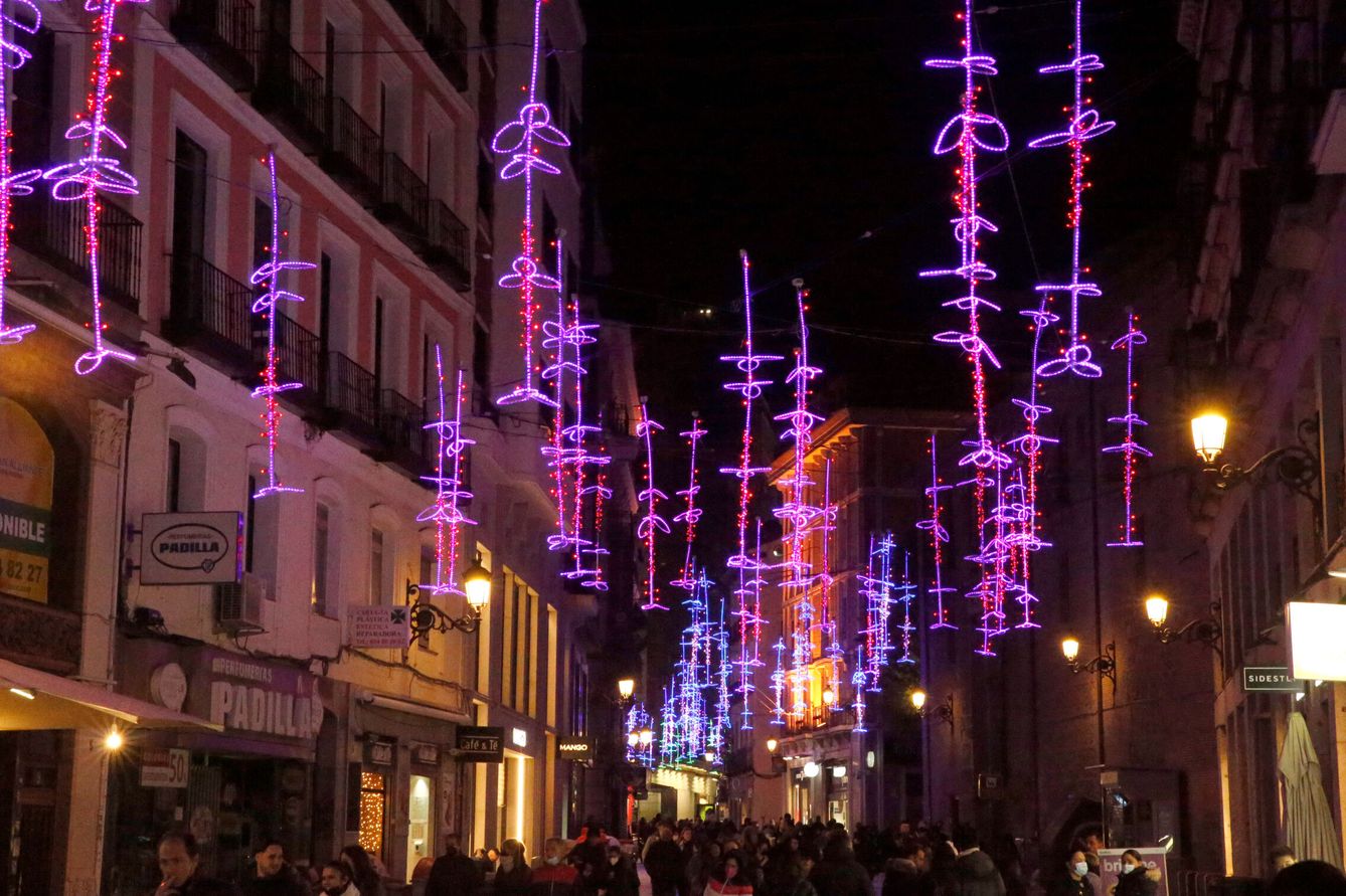 Luces de Navidad en las calles de Madrid. (EFE)