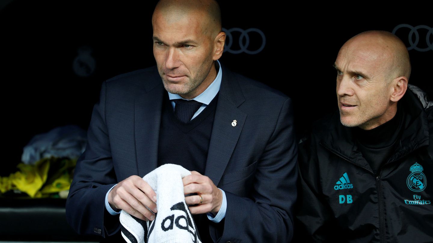 Zidane, junto a su ayudante Belloni, durante el partido de Liga contra el Sevilla. (Reuters) 