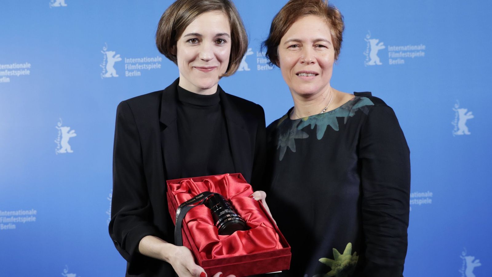 Foto: Carla Simón posa con el premio recibido en la Berlinale a la mejor ópera prima con 'Estiu 1993'. (Reuters)
