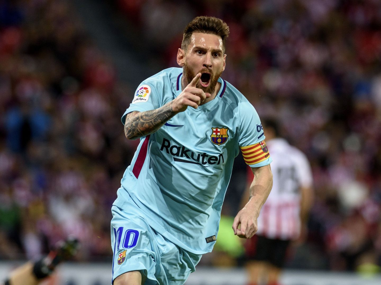 Messi va a agradecerle el pase a Alba. (Reuters)