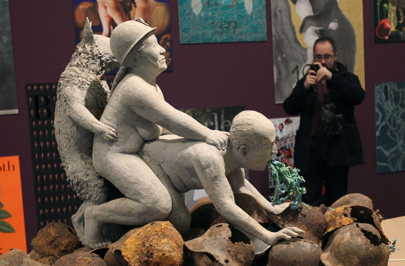 Los curiosos toman fotografías a la polémica escultura en el MACBA (EFE)