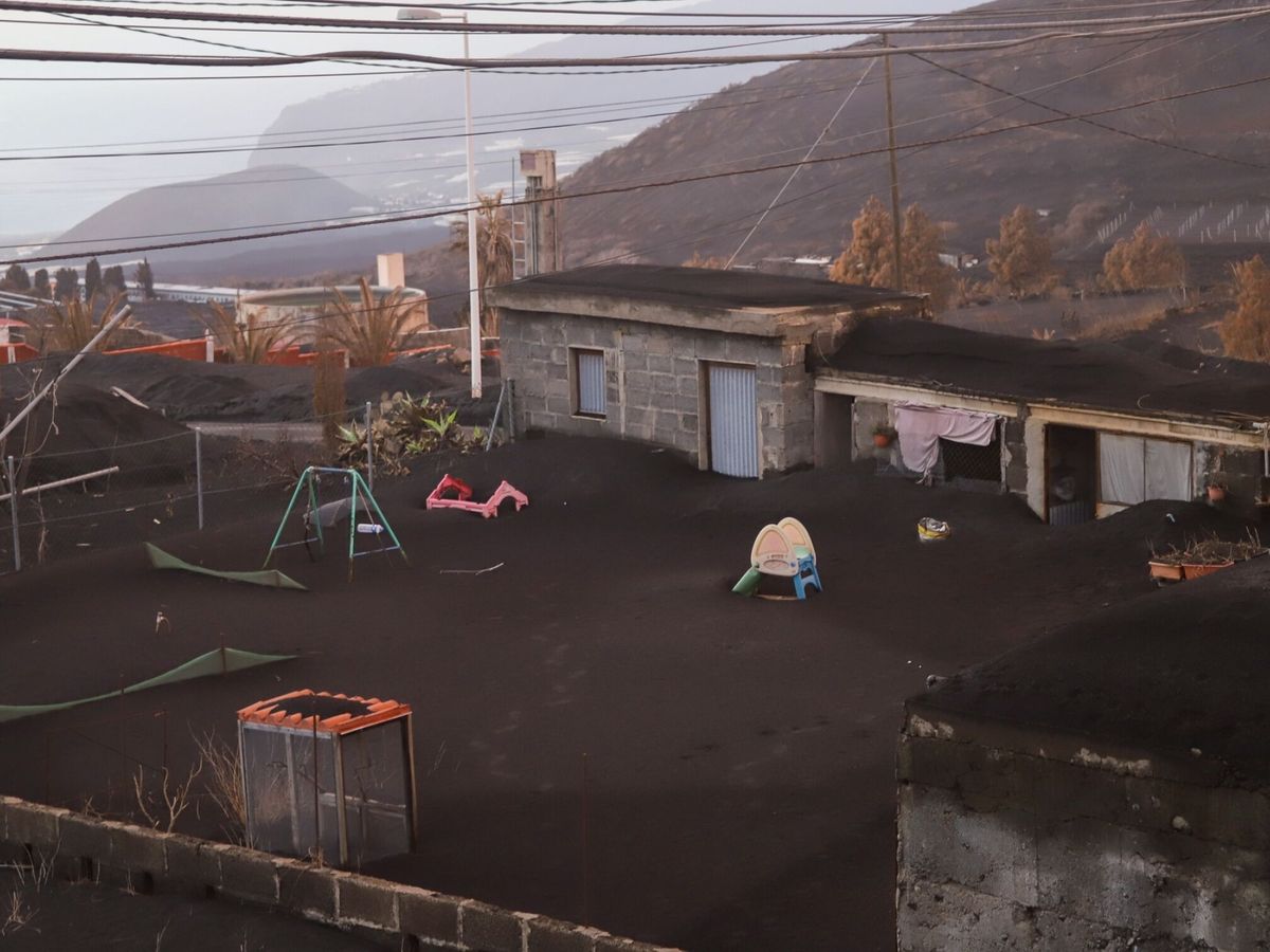 Foto: La ceniza lo inunda todo en la isla de La Palma (EFE/Luis G. Morera)