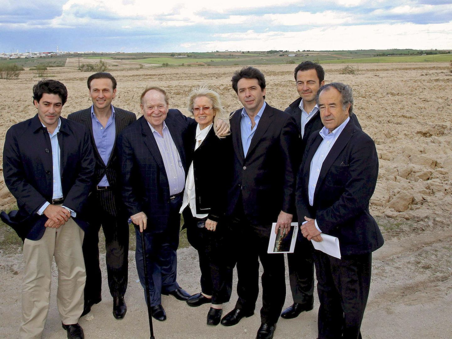 El inversor norteamericano Sheldon Adelson (3i), propietario de la empresa Las Vegas Sands y promotor del complejo de ocio y casino Eurovegas, cuando visitó los terrenos. (EFE archivo)