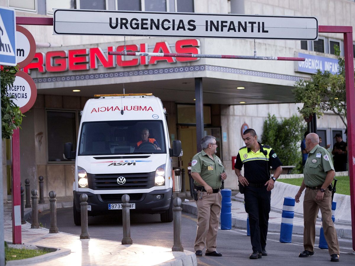 Foto: Ambulancia en un centro sanitario de la capital malagueña. (EFE/Jorge Zapata)
