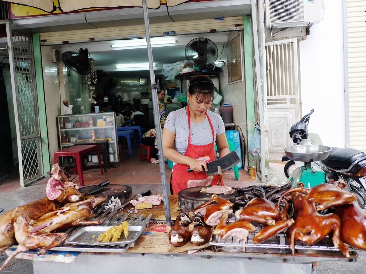 Foto: Una mujer vende carne de perro en un mercado. Foto: EFE Luong Thai Linh