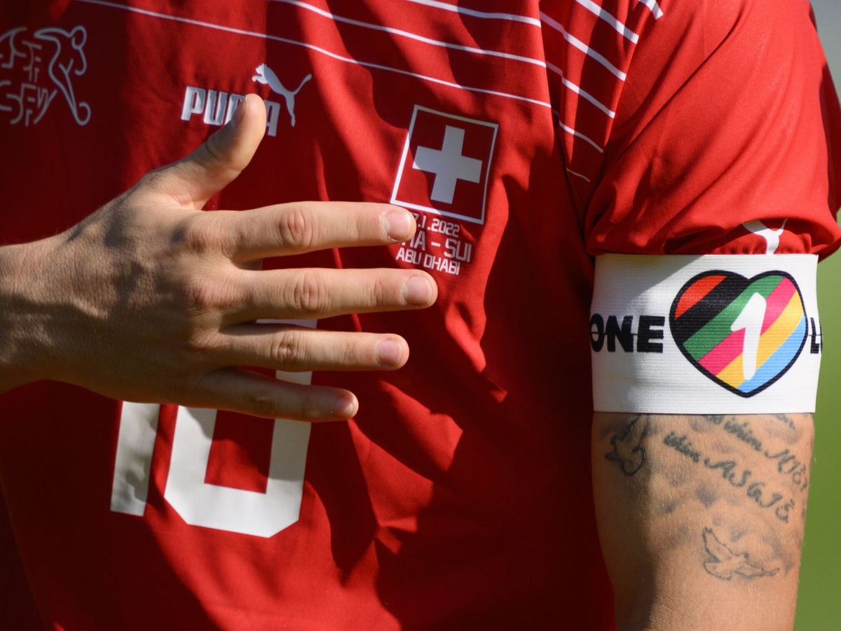 Foto: Granit Xhaka, capitán de la selección suiza, con el brazalete de OneLove en apoyo a la comunidad LGTBI. (EFE/EPA/Laurent Gillieron)
