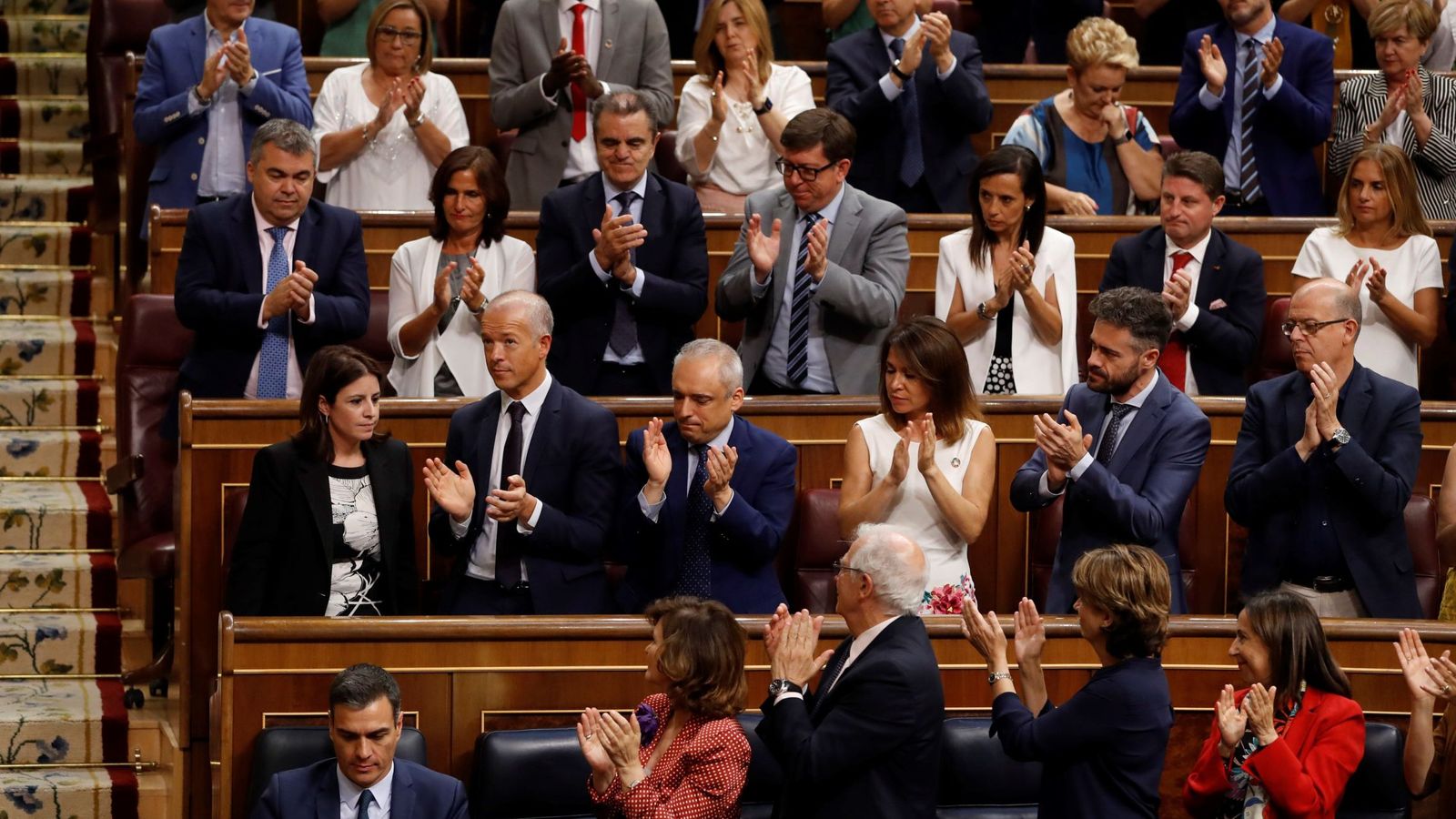 Foto: Los ministros y la bancada socialista aplauden a Pedro Sánchez tras su intervención en el pleno de segunda votación de investidura, el pasado 25 de julio. (EFE)