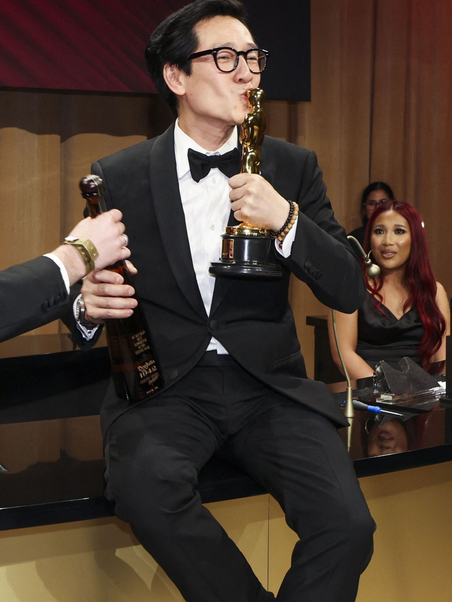 Ke Huy Quan posa con su Oscar. (Reuters)