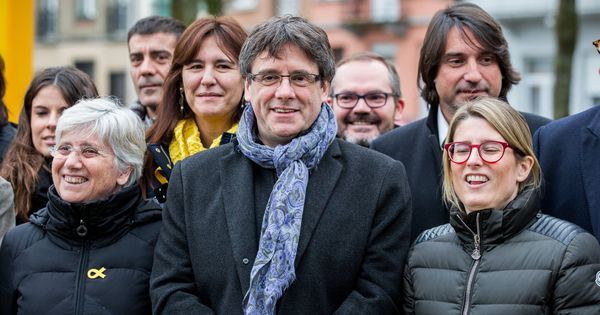 Foto: Puigdemont en Bruselas con una delegación de 25 diputados de JxCAT. (EFE)